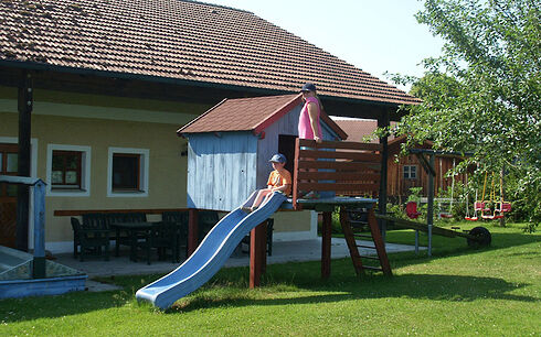 Ferienhof im Bayerischen Wald mit Kinderspielhaus Kinderspielhaus Ferienhof im Bayerischen Wald